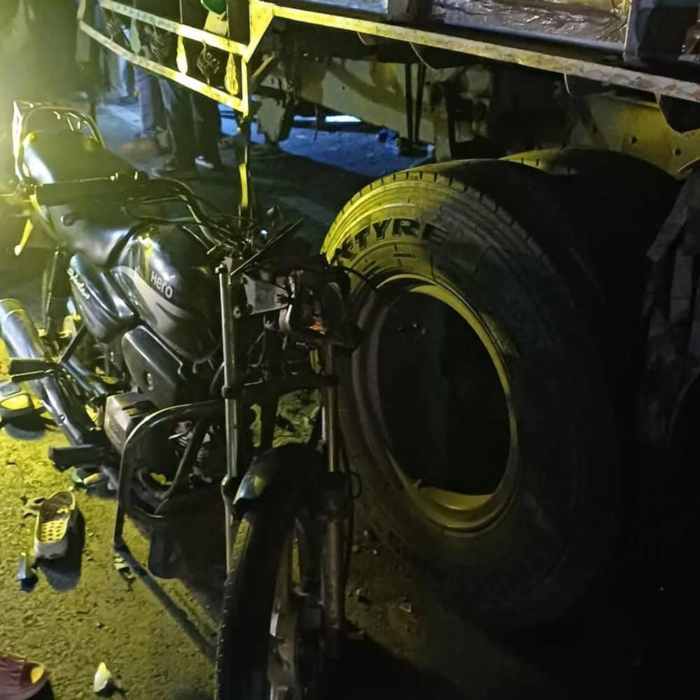 अमेठी में खड़े ट्रक से दो बाइक टकराईं:पिता-पुत्री समेत तीन की मौत, 4 की हालत गंभीर