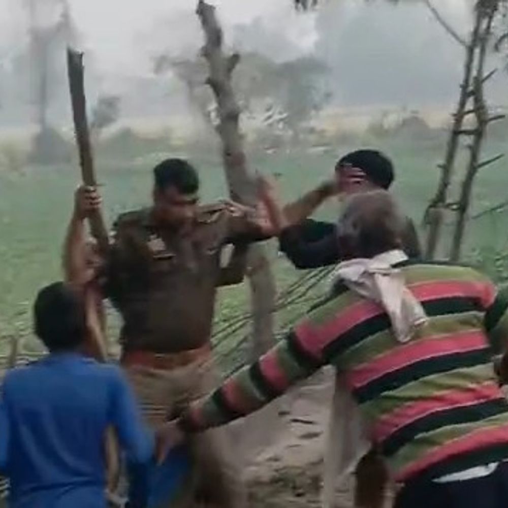 मकान बेचने को लेकर दो पक्षों में मारपीट, VIDEO:मैनपुरी में पुलिसकर्मी ने जमकर चलाए लाठी-डंडे, 10 पर मुकदमा दर्ज