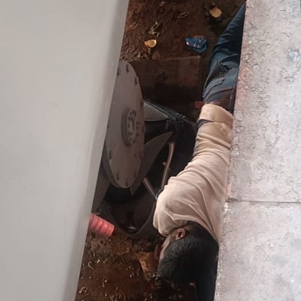 चलती ट्रेन में चढ़ते समय फिसला यात्री, बाल-बाल बचा:लखनऊ रेलवे स्टेशन के प्लेटफॉर्म नंबर-1 की घटना, RPF ने अस्पताल भेजा