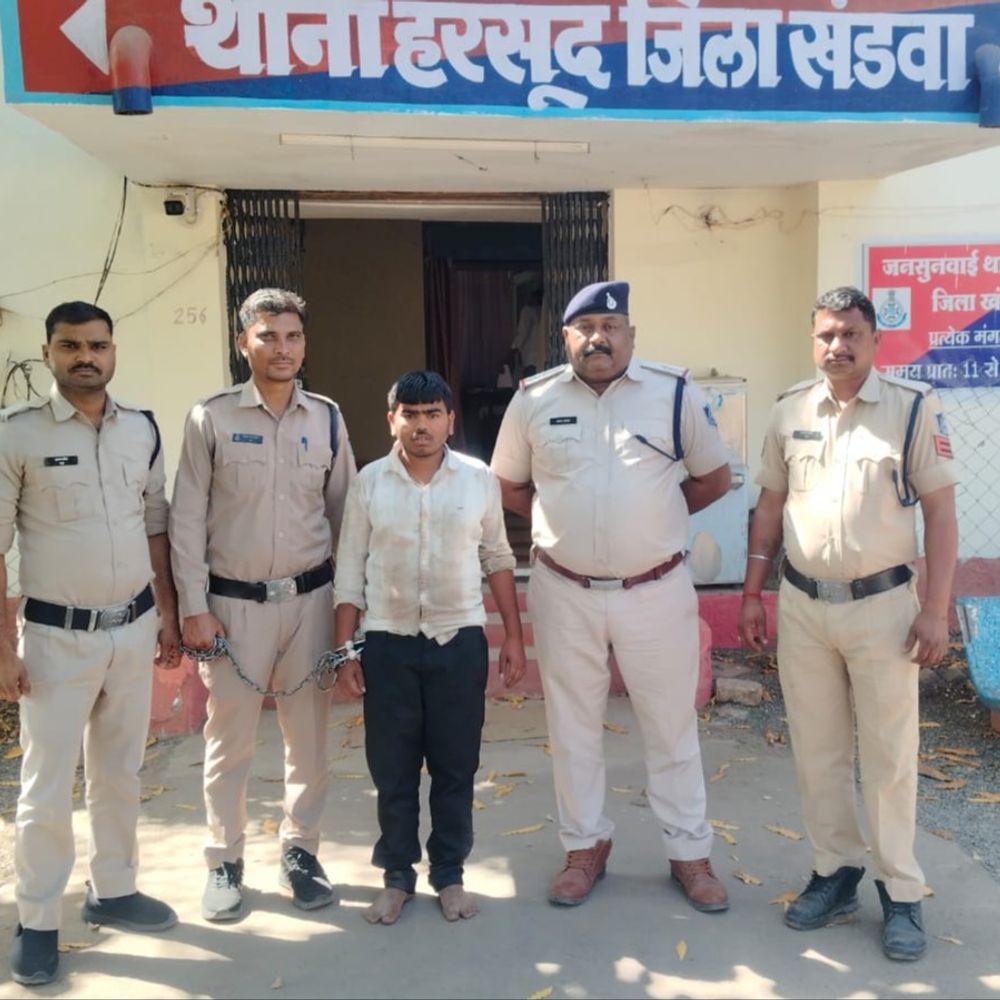 सिर में ईंट मारकर बेटे ने मां की हत्या की:खंडवा में आरोपी बोला- शराब पीती थी; पिता अपाहिज, खाना नहीं देती थी