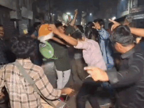 T-20 विश्वकप जीत पर काशी में जश्न:  BHU के सिंहद्वार पर छात्रों ने की आतिशबाजी, सड़क पर जमकर किया डांस… देखें VIDEO – Varanasi News