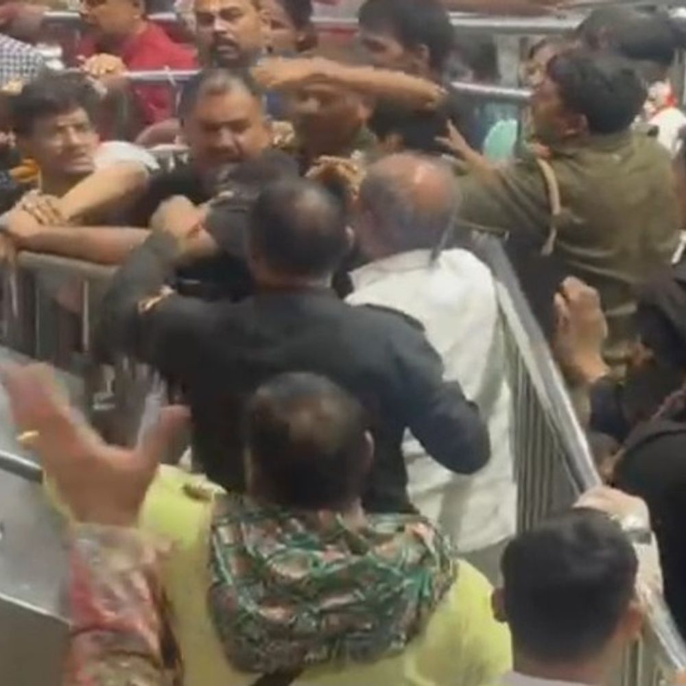 बांके बिहारी मंदिर में श्रद्धालु से अभद्रता:दर्शन के लिए आए युवक काे गर्दन पकड़कर खींचा, धक्का देकर बाहर गए प्राइवेट सुरक्षाकर्मी