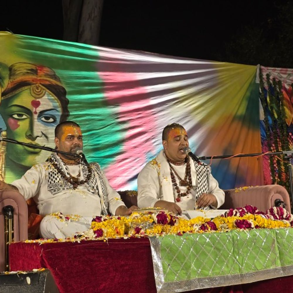 धूमधाम से मनाया गया छत्तीसगढ़ कुंज में रंगोत्सव:चित्र विचित्र के भजनों ने बांधा समां,फूलों की होली खेल झूमे भक्त