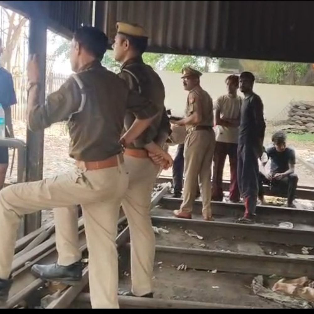 मुरादाबाद स्टेशन पर युवक का शव मिला:परिजन ने हत्या का आरोप लगाया, दोस्त बोला- नशे का आदी था; पुलिस जांच में जुटी