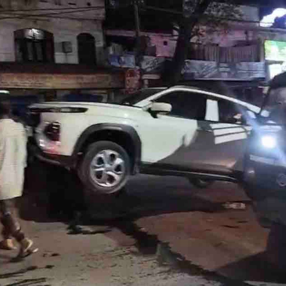 कानपुर में बेकाबू कार डिवाइडर पर चढ़ी:शादी में जा रहे चार दोस्त बाल-बाल बचे, चालक घायल