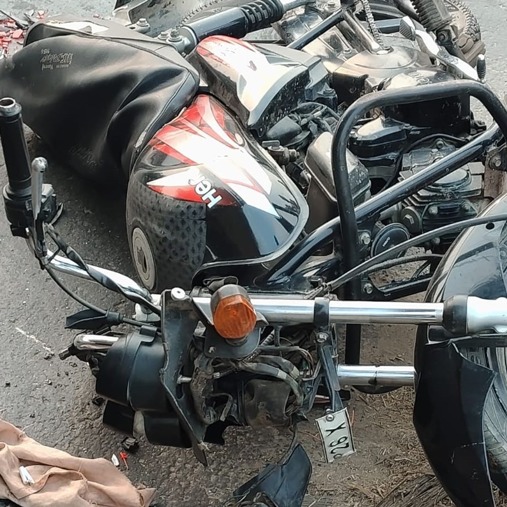 पीलीभीत में ट्रक ने बाइक को मारी टक्कर:एक युवक की मौत, साला गंभीर रूप से घायल; ड्राइवर फरार