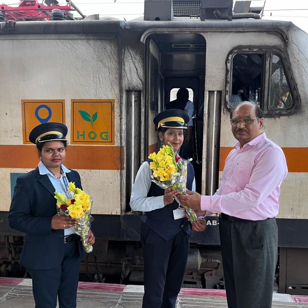 NCR में महिला दिवस पर महिला क्रू ने चलाई ट्रेन:टूंडला से डीडीयू जंक्शन तक संचालन संभाला
