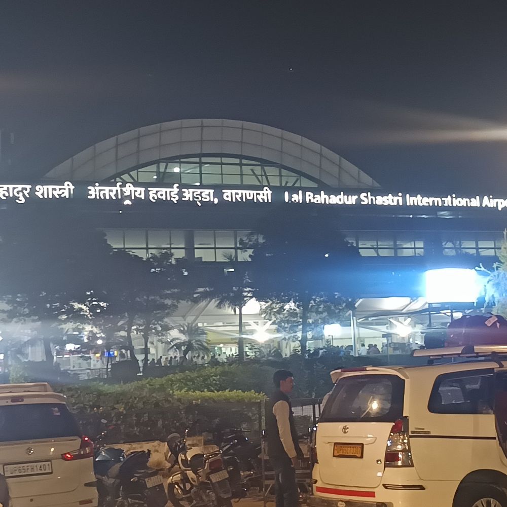 वाराणसी एयरपोर्ट पर टैक्सी चालकों के खिलाफ कार्रवाई:यात्रियों से अभद्रता करने वाले 4 चालक गिरफ्तार, 2 वाहन सीज