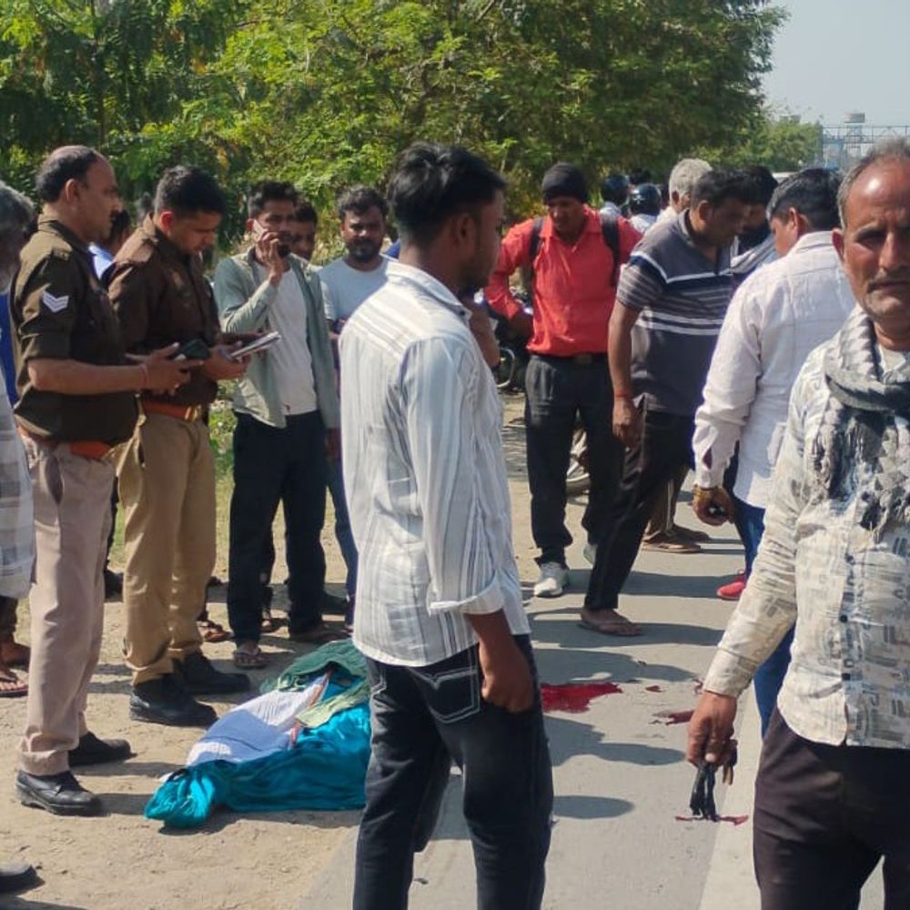 मथुरा में रोड एक्सीडेंट में पति-पत्नी की मौत:दिल्ली-आगरा हाईवे पर भीषण हादसा, तेज रफ्तार वाहन ने बाइक को मारी टक्कर