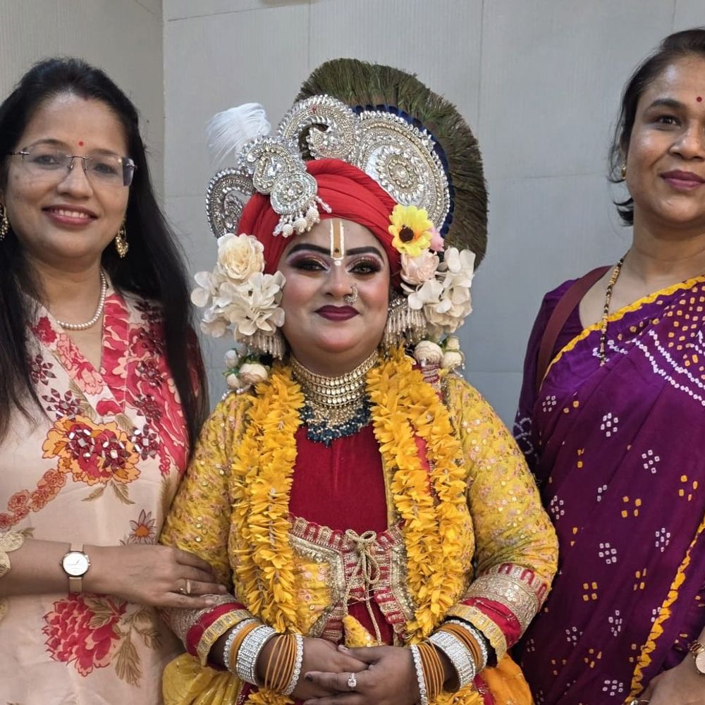 मेडिसिनको ने होली मिलन और अंतरराष्ट्रीय महिला दिवस मनाया:कानपुर में 7 सीनियर महिला डॉक्टर सम्मानित, फूलों की होली खेली