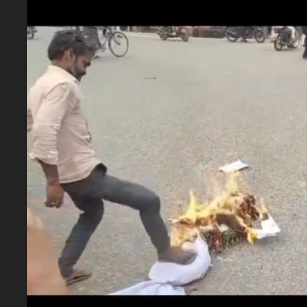 सीएम योगी की मां पर अभद्र टिप्पणी का विरोध:हिन्दू युवा वाहिनी ने इटवा में मौलाना सलीम का पुतला फूंका