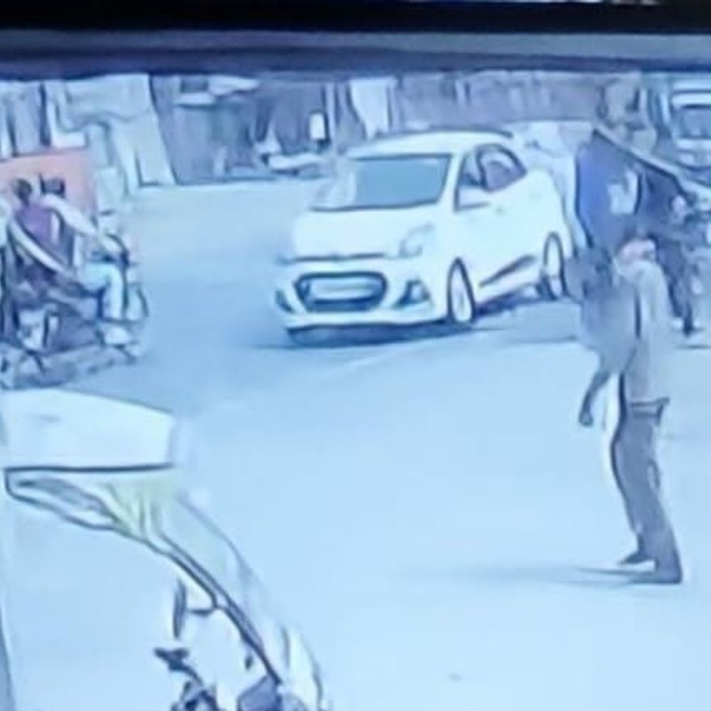 पीलीभीत में रिटायर्ड टीचर से लूट:कार सवार ने तमंचे की नोक पर 23 हजार रुपए लूटे, सड़क पर छोड़कर फरार