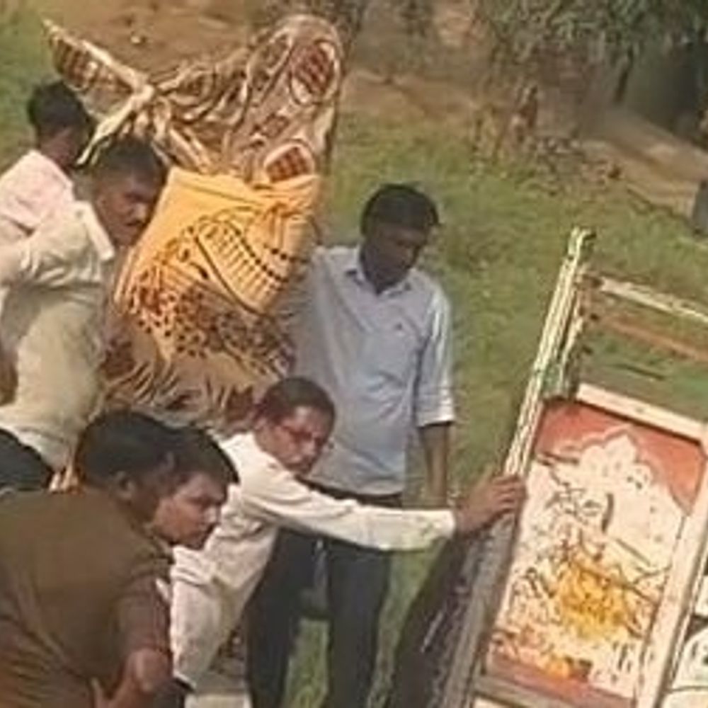 सरकारी जमीन से अंबेडकर प्रतिमा हटाई गई:चंदौसी में ग्रामीणों की शिकायत पर प्रशासन ने की कार्रवाई