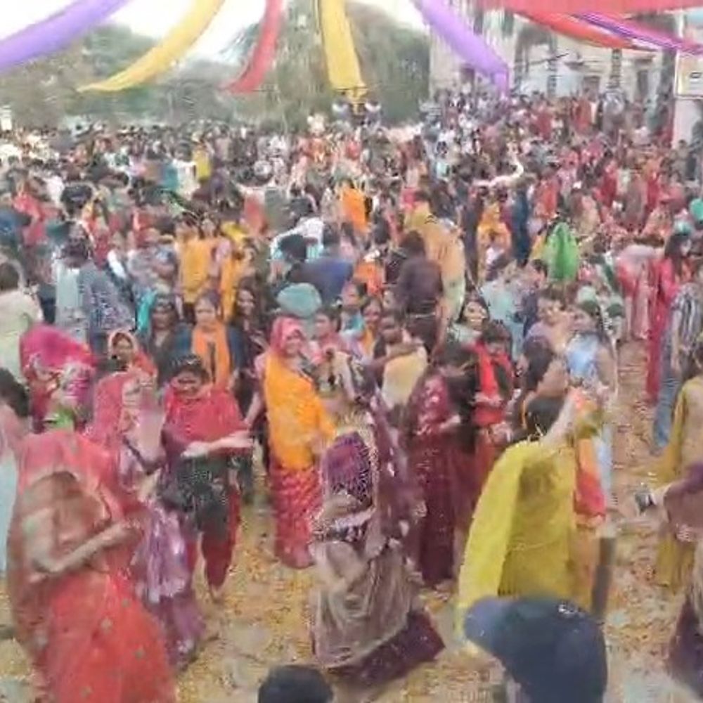 महावन के नंद भवन में छड़ीमार हुरंगा का आयोजन:84 खंभा मंदिर में उमड़ी श्रद्धालुओं की भीड़