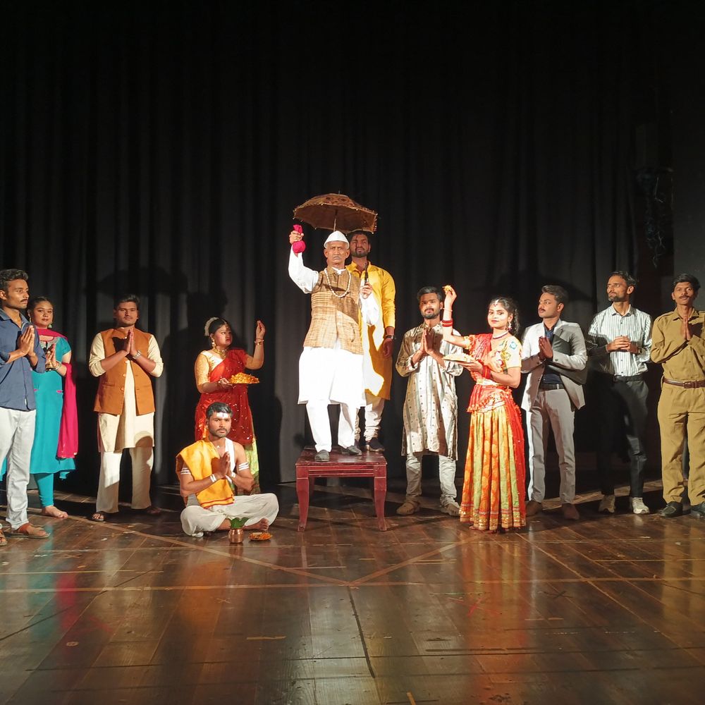 संस्कृत नाटक 'आश्वासनम्' का मंचन:गोमतीनगर में संस्कृत भाषा को जन-जन तक पहुंचाने की पहल