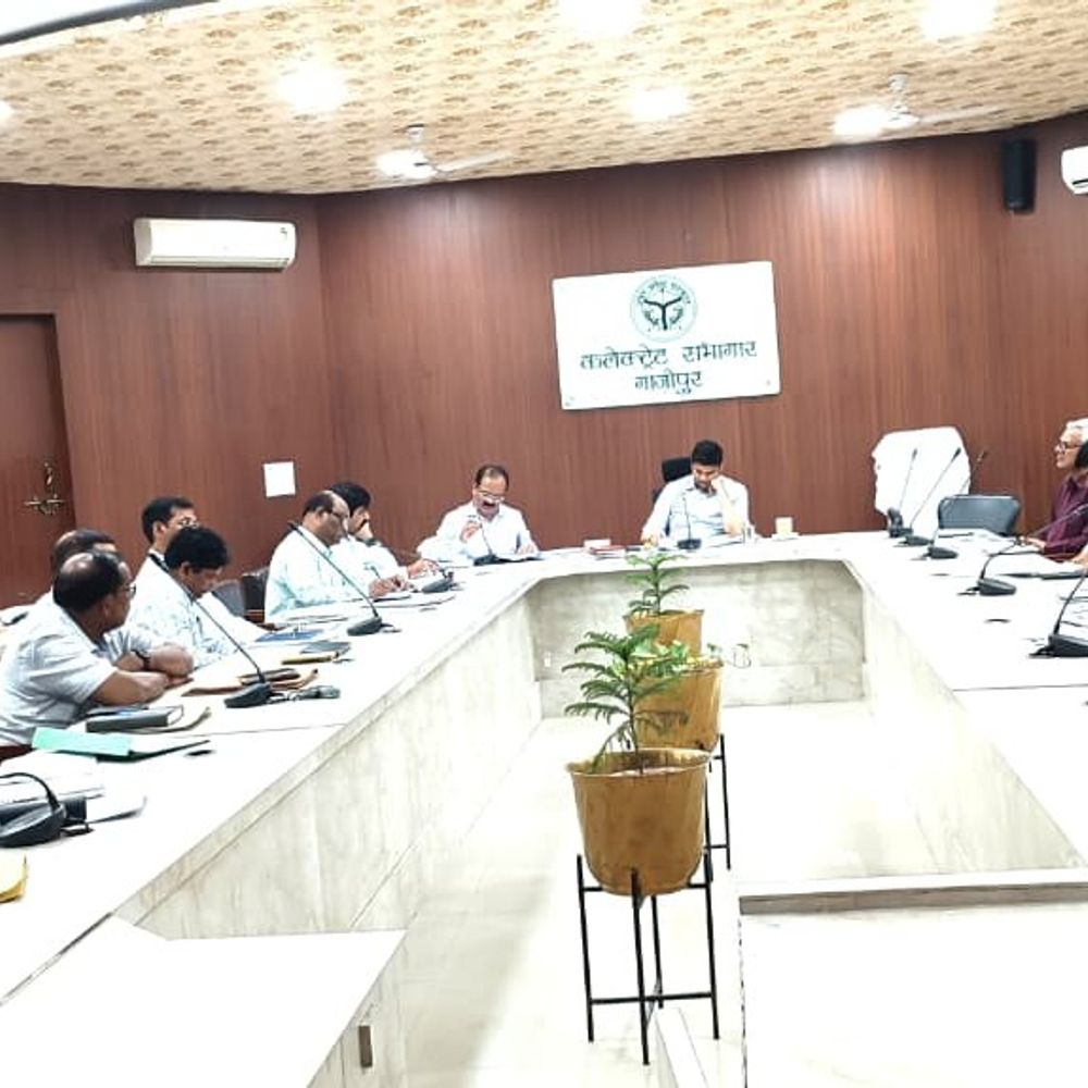 जिलाधिकारी ने धीमी परियोजनाओं पर जताई नाराजगी:गाजीपुर में 50 लाख से ज्यादा की परियोजनाओं की समीक्षा, गुणवत्ता पर दिए निर्देश