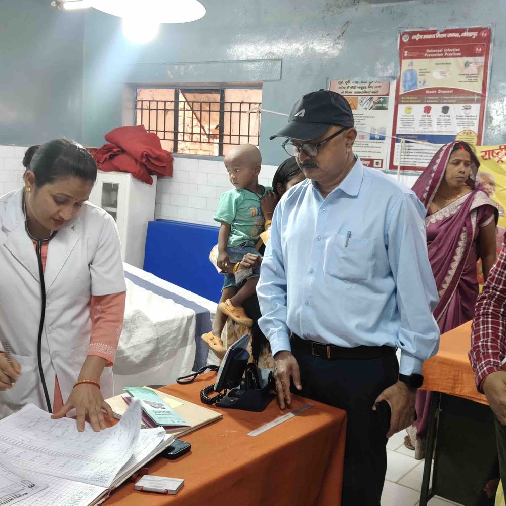 गोरखपुर में CMO ने किया PHC का निरीक्षण:PMSMA व्यवस्थाएं परखीं, 68 वरिष्ठ नागरिकों की हुई स्वास्थ्य जांच