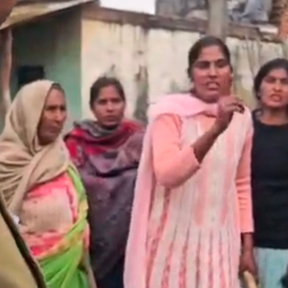 जमीन पैमाइश में महिलाओं ने राजस्व-पुलिस टीम से की अभद्रता:एक महिला को भी पीटा, चार पर मुकदमा दर्ज