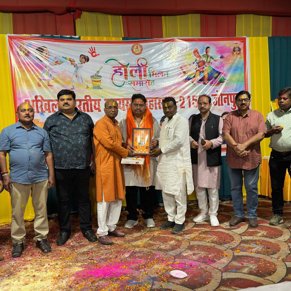 जौनपुर में कायस्थ महासभा का होली मिलन समारोह:कलाकारों ने दी प्रस्तुति, पारंपरिक झांकी भी दिखी