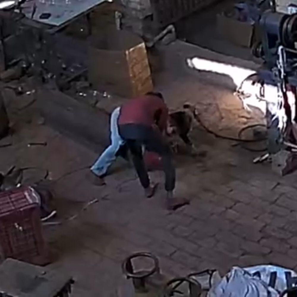 फिरोजाबाद में नाबालिग चोर सीसीटीवी से पकड़े गए:बंद फैक्ट्री में घुसकर सामान चुराया था