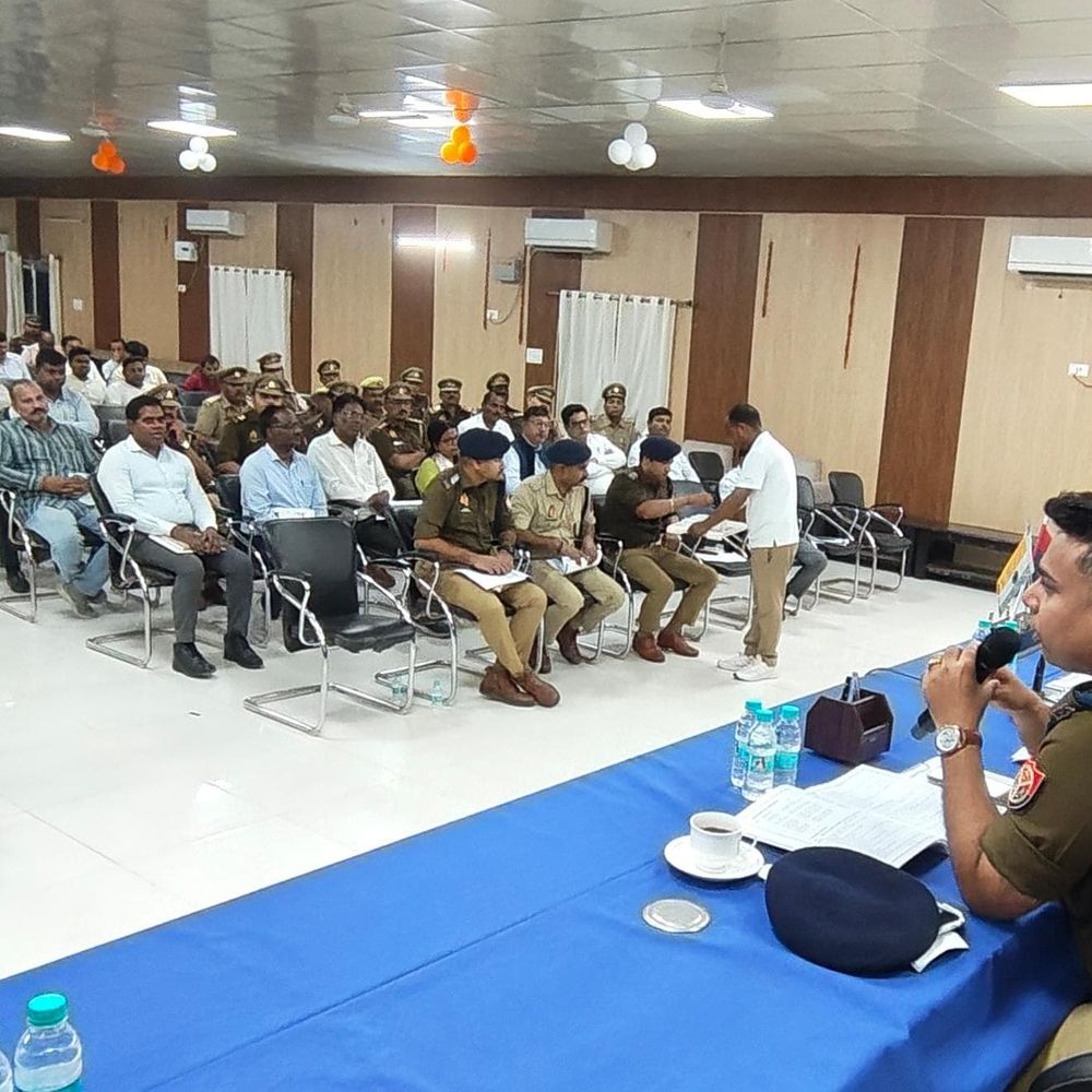 गाजीपुर में यूपी पुलिस भर्ती परीक्षा की समीक्षा बैठक:डीएम-एसपी ने सुरक्षा, पारदर्शिता के लिए अधिकारियों को दिए निर्देश