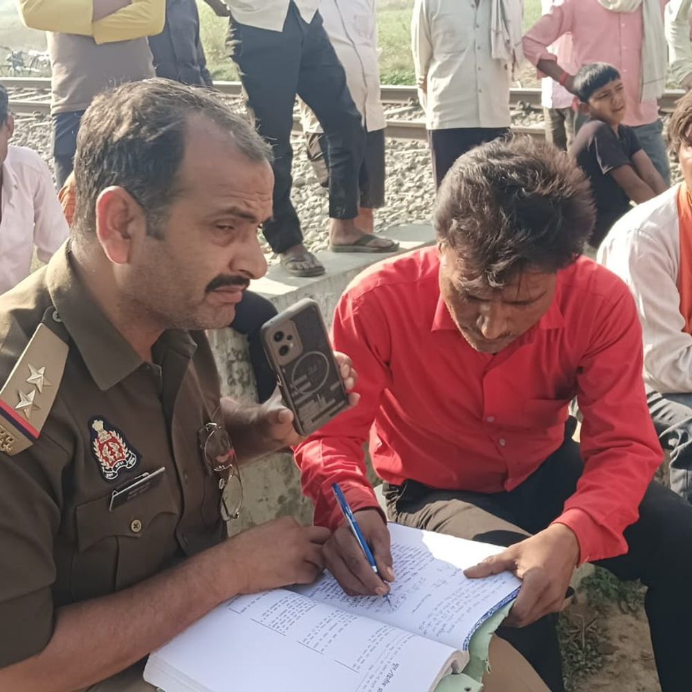 कायमगंज में रेलवे ट्रैक पर क्षत-विक्षत मिला युवती का शव:मार्च में होनी वाले थी शादी , रात से घर से बाहर निकली थी