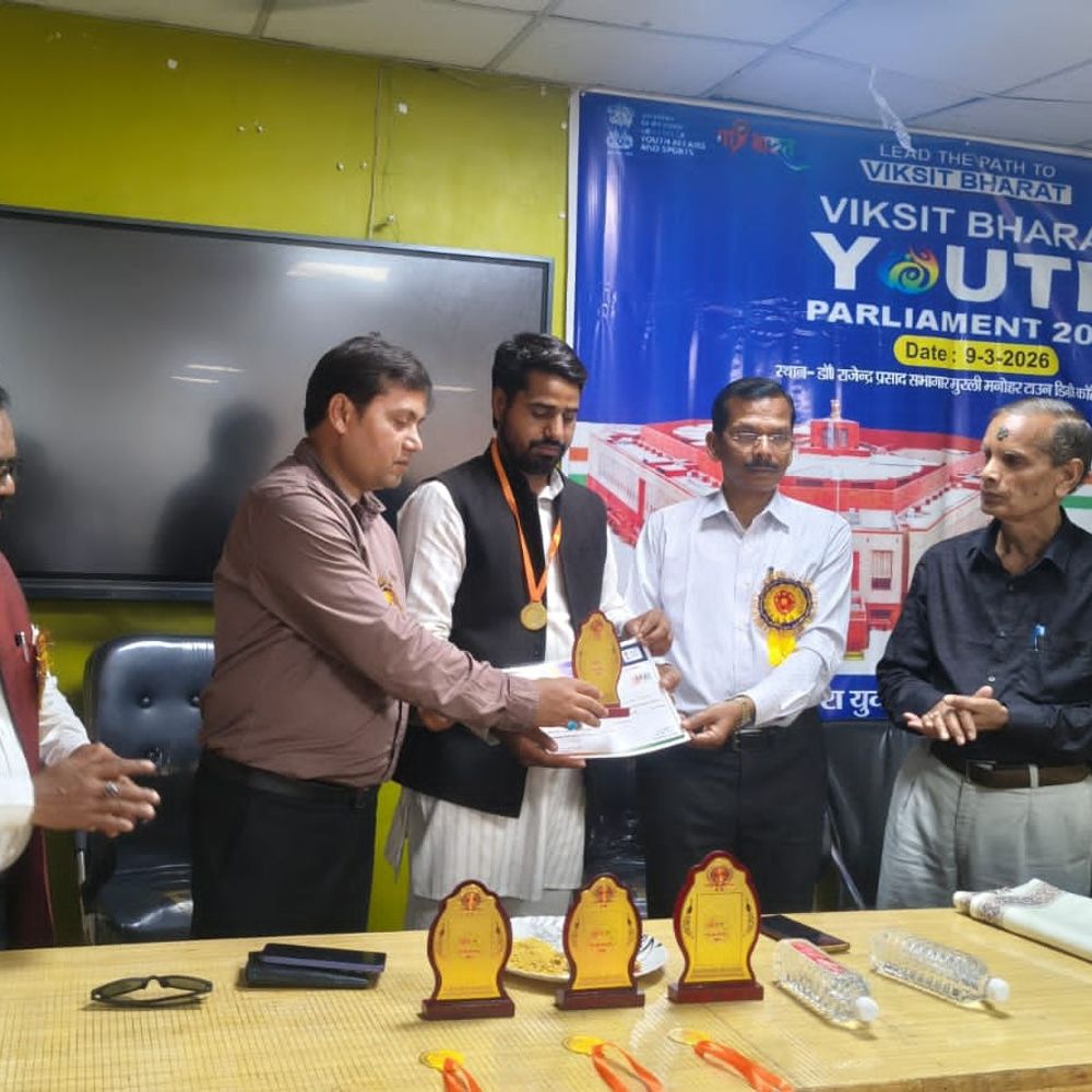 बलिया में विकसित भारत जिला युवा संसद का आयोजन:भाषण प्रतियोगिता में आकांक्षा मिश्रा ने जीता प्रथम स्थान