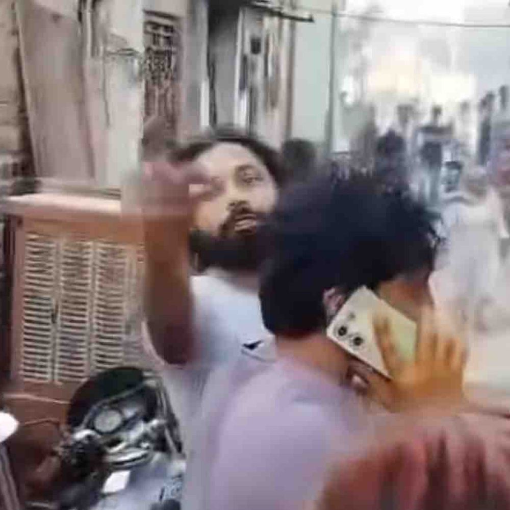 गाजियाबाद में युवक ने महिला को पीटा:बचाने पहुंचे बुजुर्ग को भी पीटा, दो आरोपी गिरफ्तार