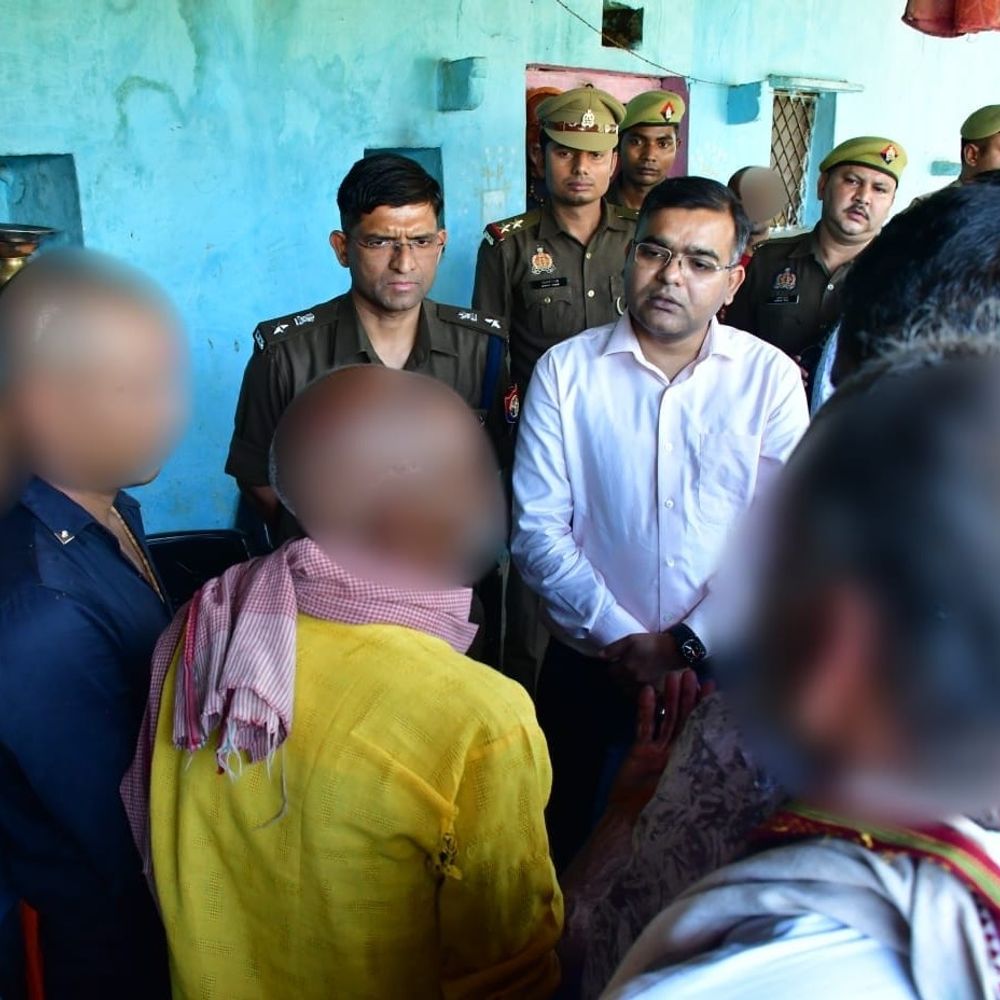 डीएम-एसपी ने जाखलौन दुर्घटना पीड़ित परिवारों से की मुलाकात:ललितपुर में परिवार को राहत व सरकारी मदद का दिया आश्वासन