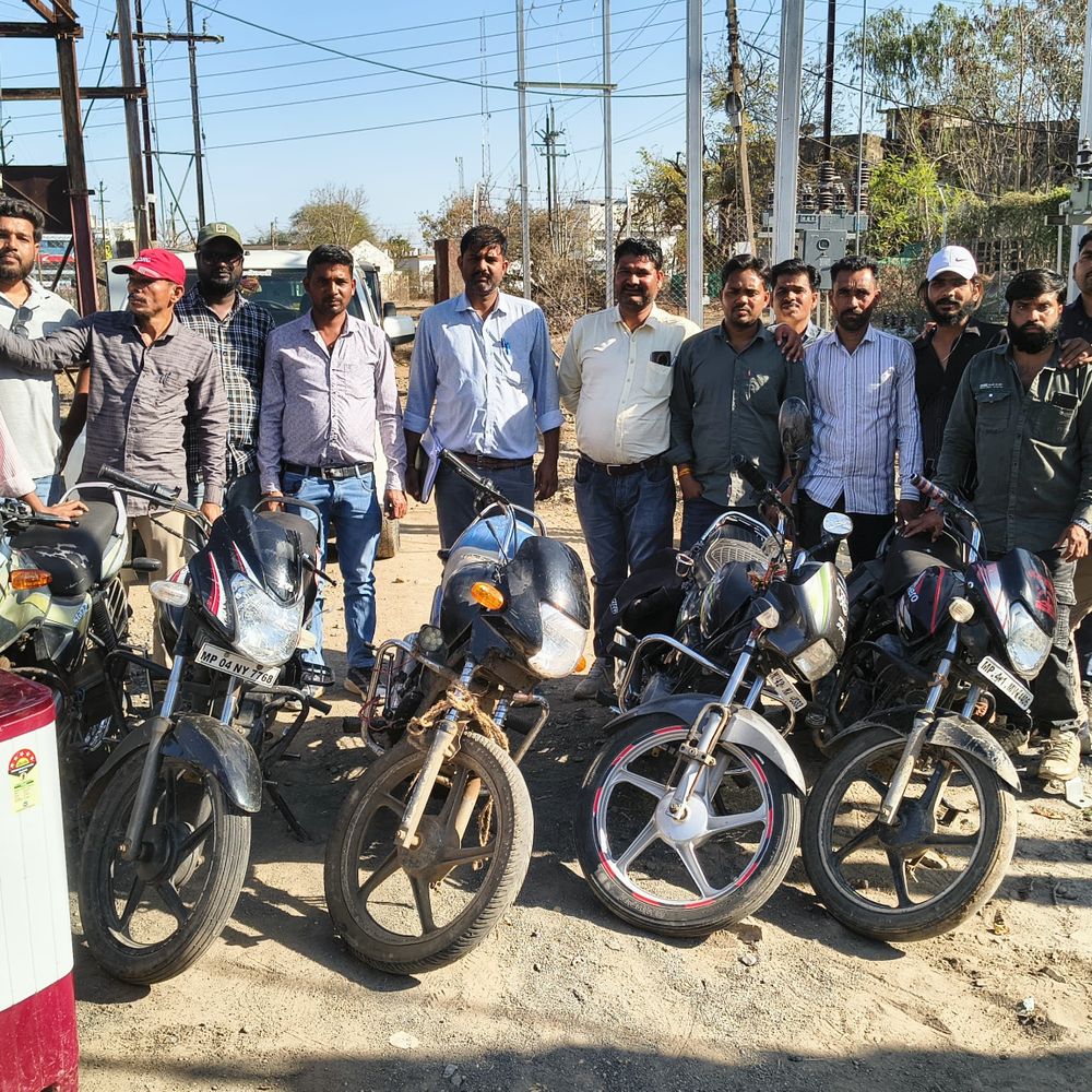 मुल्लाखेड़ी में बिजली बिल बकाया पर कार्रवाई:7 बाइक-वॉशिंग मशीन जब्त, बिकला खेड़ी की बिजली आपूर्ति बंद