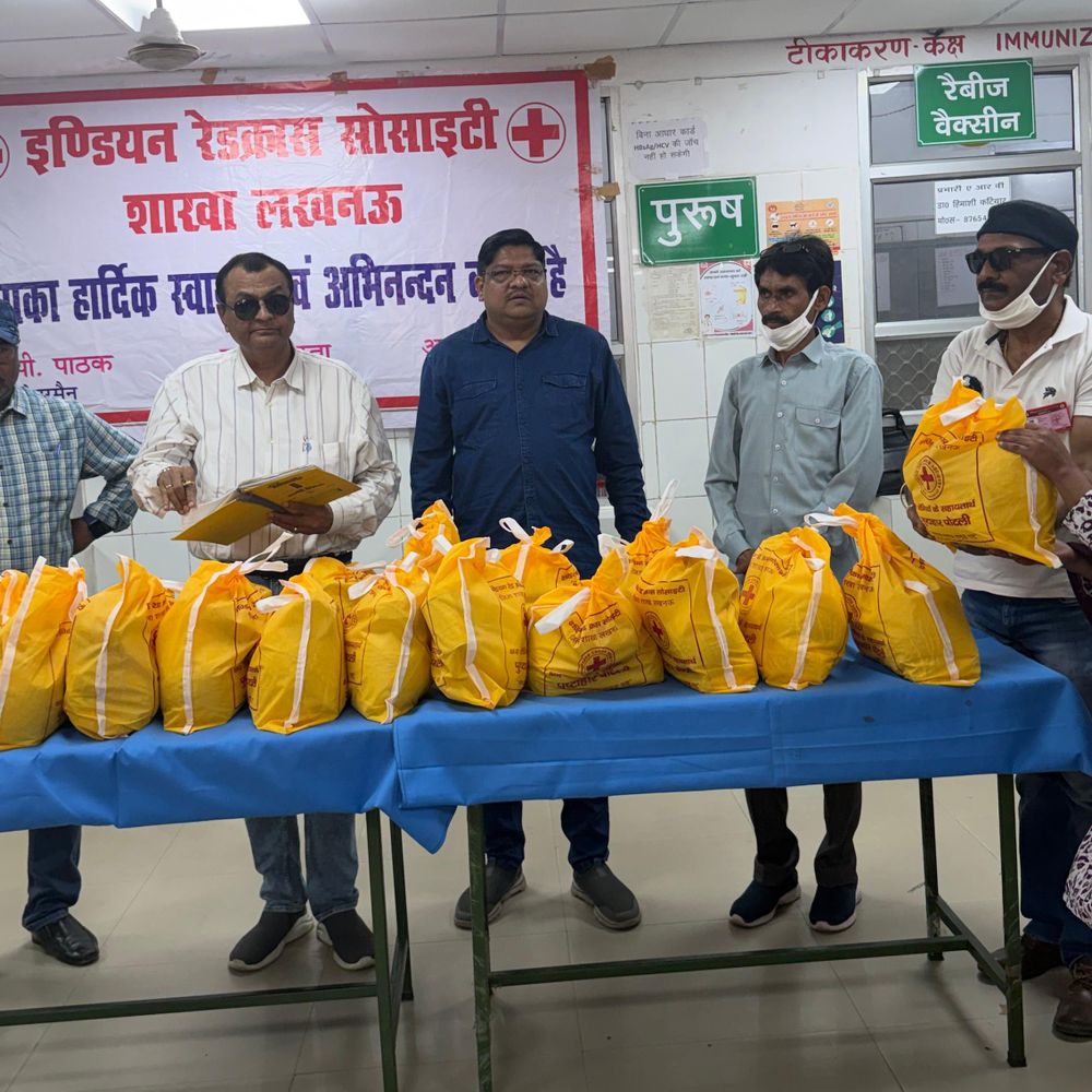 लखनऊ में रेडक्रॉस ने टीबी मरीजों को बांटे पुष्टाहार पोटली:ठाकुरगंज टीबी अस्पताल में स्वास्थ्य सुधार के लिए पहल