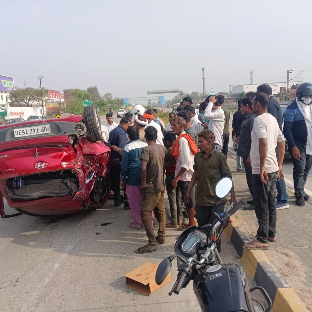 कन्नौज में अज्ञात वाहन की टक्कर से कार पलटी:2 लोग घायल, डैशबोर्ड से 3 लाख रुपए गायब