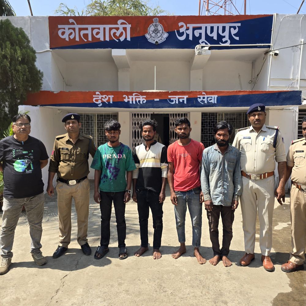 अनूपपुर में मजदूरों से लूटपाट, बियर बोतल से धमकाया:हैदराबाद से लौटे मजदूरों से फोन-नकदी लूटी; चार आरोपी गिरफ्तार, एसपी ने जिलाबदर किया