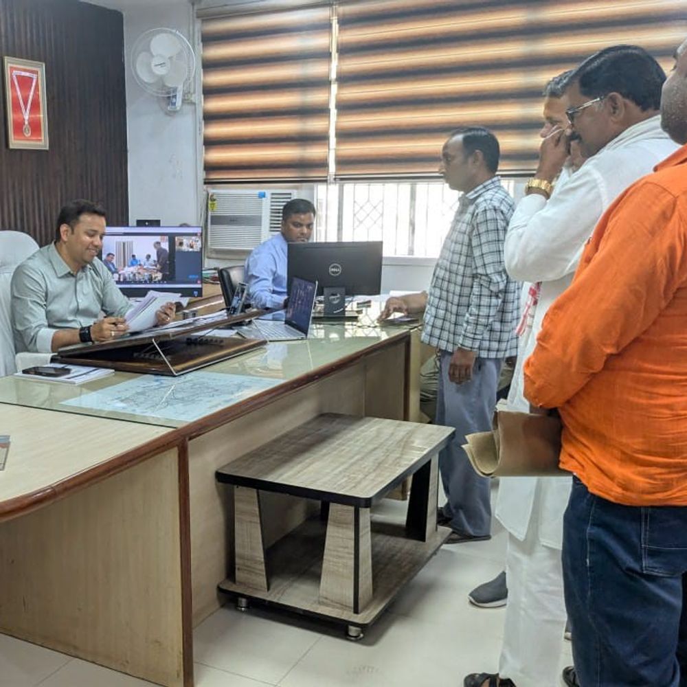 जनता दर्शन में डीएम ने वीडियोकॉल से अधिकारियों को जोड़ा:समस्याओं के त्वरित निस्तारण और लापरवाही पर सख्त चेतावनी दी