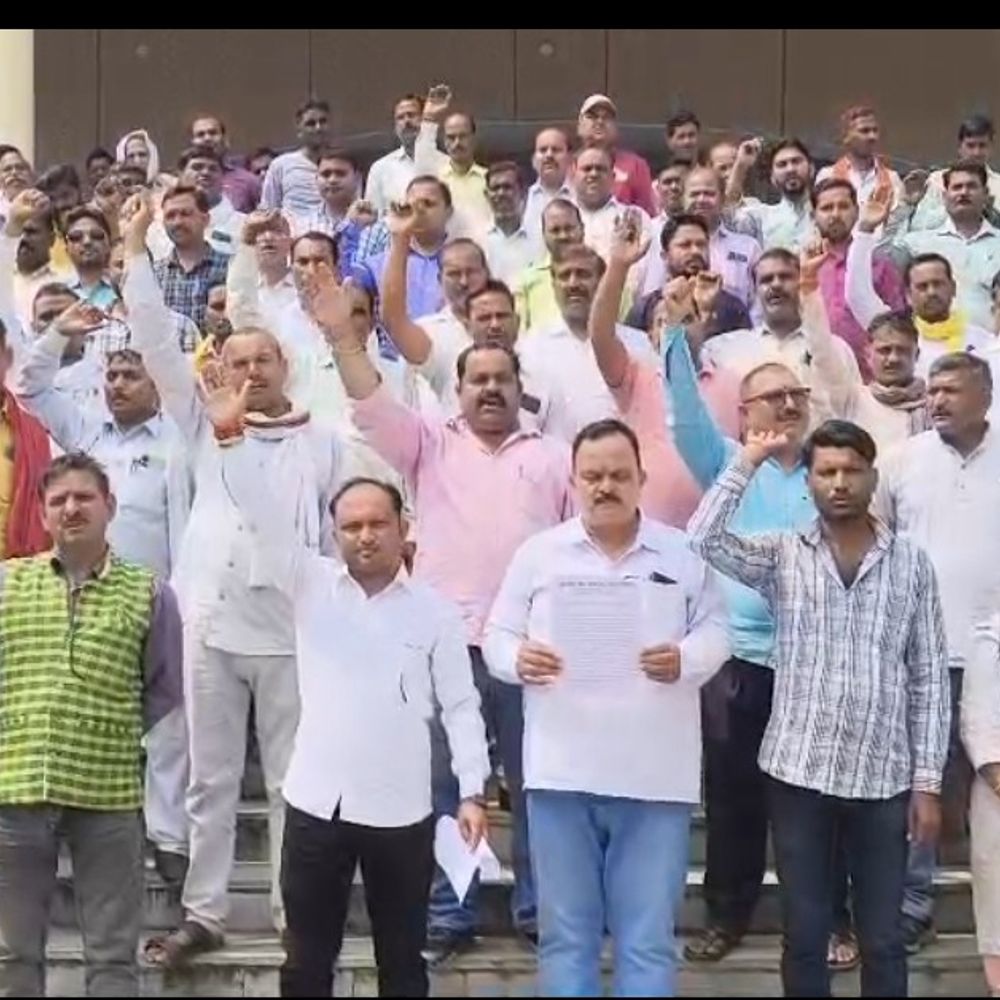 सोनभद्र में मनरेगा कर्मियों का प्रदर्शन:आठ माह से मानदेय न मिलने पर मुख्यमंत्री को ज्ञापन सौंपा