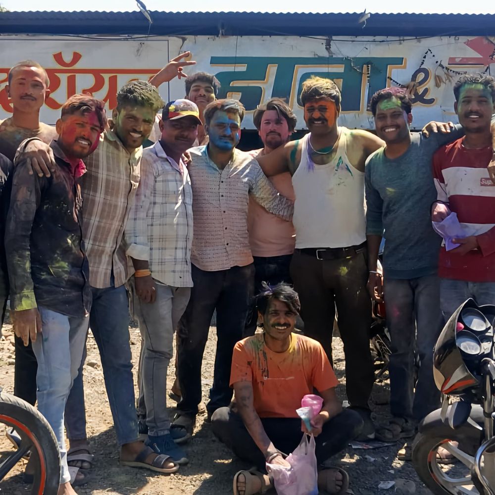 रंगपंचमी पर भांग और ठंडाई का वितरण कर पानी की होली खेली