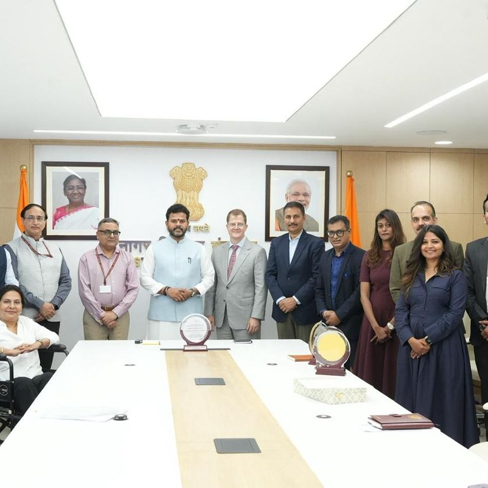 उड्डयन मंत्री ने नोएडा एयरपोर्ट को सौंपा लाइसेंस:संचालन का रास्ता साफ, अधिकारियों संग की चर्चा