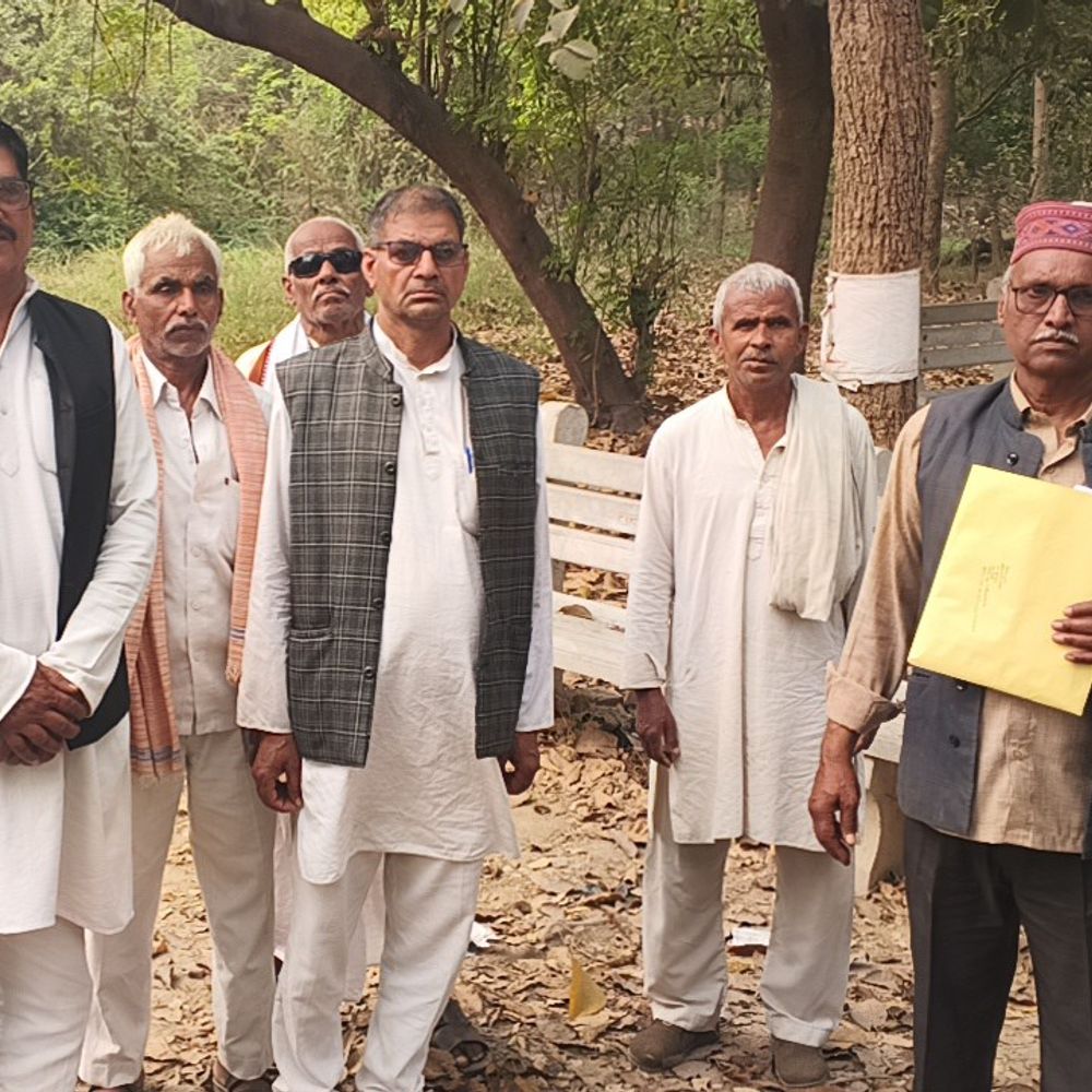 मऊ में ग्रामीणों ने एसपी से की शिकायत:अपराधियों पर कार्रवाई की मांग, जान का खतरा बताया