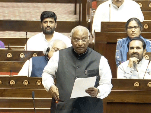 ईरान जंग पर विपक्ष का दोनों सदनों में हंगामा:चर्चा की मांग; सरकार बोली- स्पीकर को हटाने के प्रस्ताव पर बहस के लिए तैयार