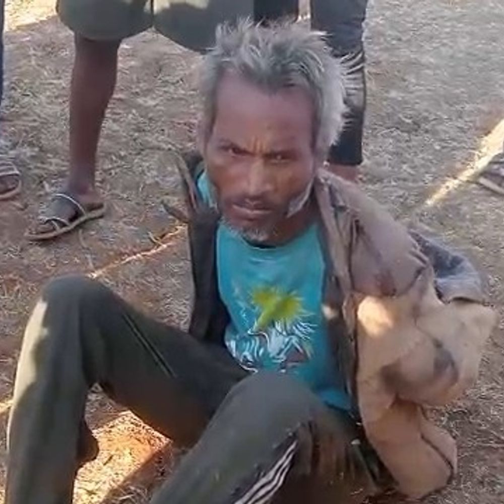 ग्रामीणों ने बच्चा चोर समझकर अधेड़ को पकड़ा:पुलिस ने बताया मानसिक रूप से अस्वस्थ, 14 साल पहले घर से निकला था