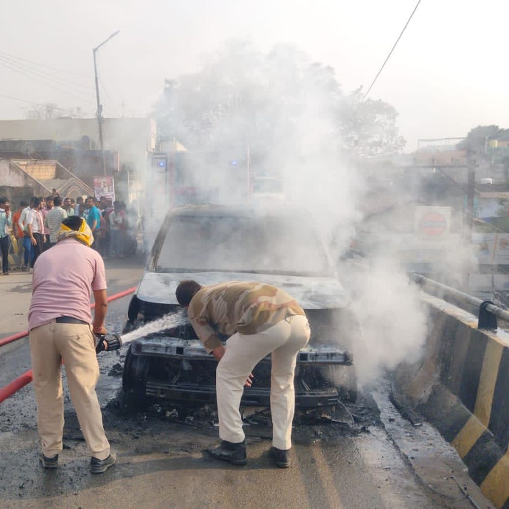 कोरबा ओवरब्रिज पर चलती बोलेरो में लगी आग:  ड्राइवर जान बचाकर बाहर निकला, लोग मदद की बजाय वीडियो बनाने में जुटे – Korba News