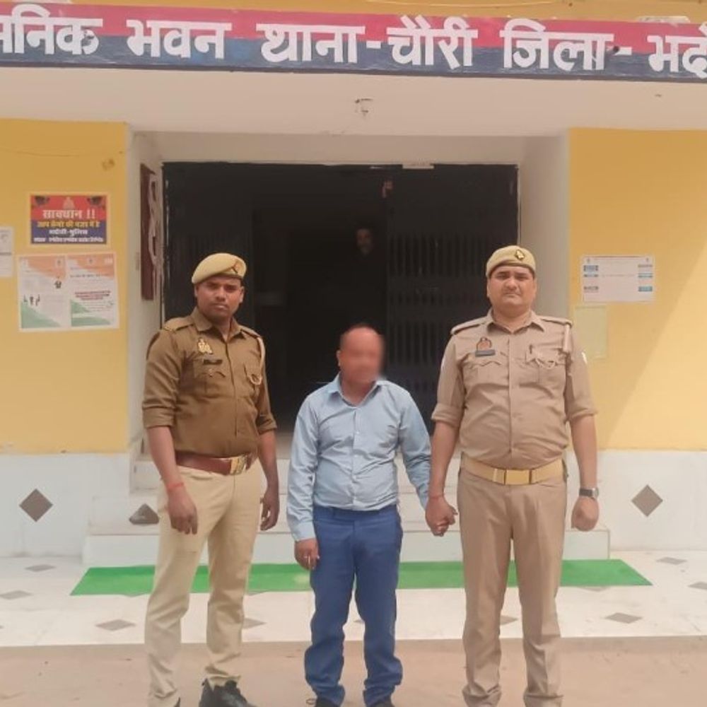 गैंगस्टर एक्ट में वांछित गैंग लीडर गिरफ्तार:भदोही में पुलिस ने धोखाधड़ी, गबन और धमकी देने वाले सरगना को पकड़ा