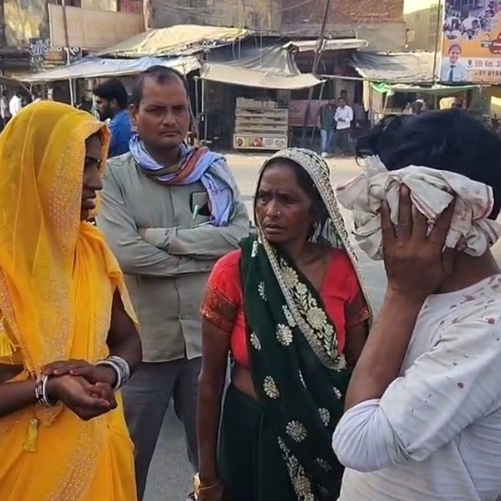 एटा में बस से उतरते दंपति की जेब कटी:विरोध करने पर की मारपीट, एक आरोपी हिरासत में