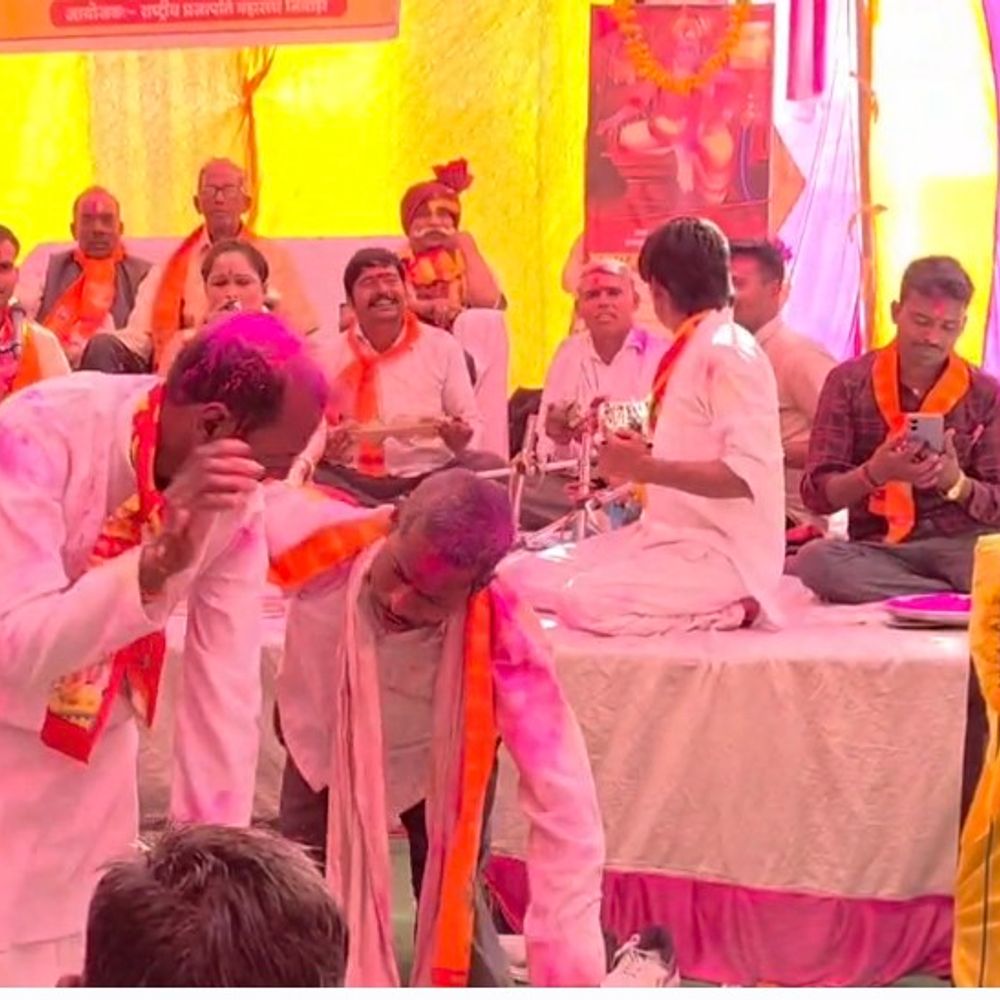 निवाड़ी में प्रजापति समाज का होली मिलन समारोह:सेंगुवा में बुंदेली गीतों पर झूमे लोग; नए पदाधिकारियों को सौंपे नियुक्ति पत्र