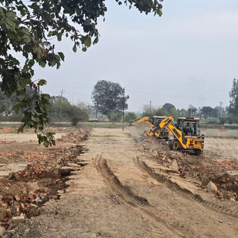 बिजनौर में अवैध कॉलोनियों पर चला बुलडोजर:प्रशासन ने बिना लेआउट पास कराए विकसित कॉलोनियों पर कार्रवाई की