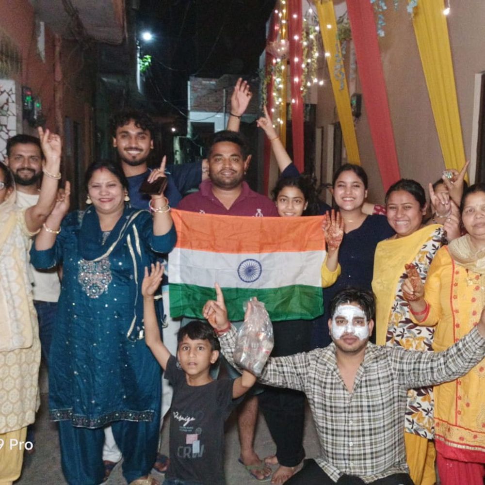 भारत ने जीता टी20 वर्ल्ड कप, शामली में फूटे पटाखे:सड़क पर झंडे लेकर उतरे, एलईडी स्क्रीन लगाकर देखा मैच