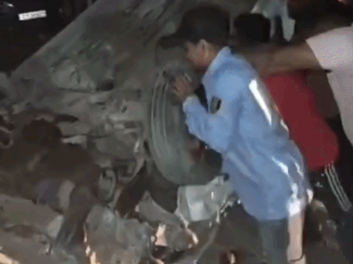 फरीदाबाद तेज स्पीड कार बिजली के खंभे से टकराकर पलटी:  वैगनआर भी क्षतिग्रस्त, कॉलोनी की बिजली हुई गुल, पुलिस और फायर बिग्रेड़ पहुंची – Faridabad News