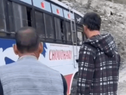 भरमौर में चंबा-तीसा रोड पर कीचड़ में फंसी बस:  3 घंटे बाधित रहा यातायात; यात्री सुरक्षित, सड़क मरम्मत की मांग उठी – Bharmour News