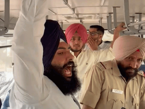 पंजाब यूनिवर्सिटी में RSS से जुड़े कार्यक्रम पर विवाद:  नारेबाजी के बाद कई छात्र हिरासत में, माहौल तनावपूर्ण; पुलिस बल तैनात – Chandigarh News