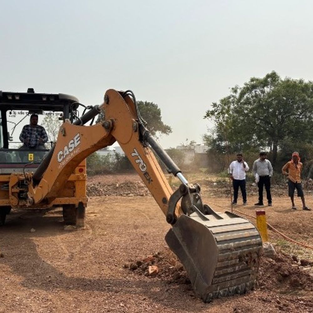 रायपुर में भू-माफियाओं पर चला निगम का बुलडोजर:शंकरा विहार में आयुक्त के आदेश पर एक्शन, जोन कमिश्नर ने चलवाया बुलडोजर; FIR दर्ज कराएंगे अफसर